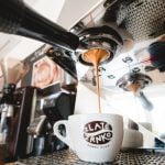 zlate-zrnko-kava-kavovar