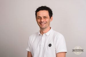  „Je to veľmi motivujúce, keď vidím, že reálne pomáhame meniť životy ľudí k lepšiemu“, tvrdí Ali Macsai z pražiarne Samay.