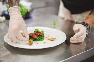 „Vízia na rok 2021? Bankroty, prepúšťanie, ale aj rýchle oživenie trhu,“ tvrdí ekonóm Július Činčala.