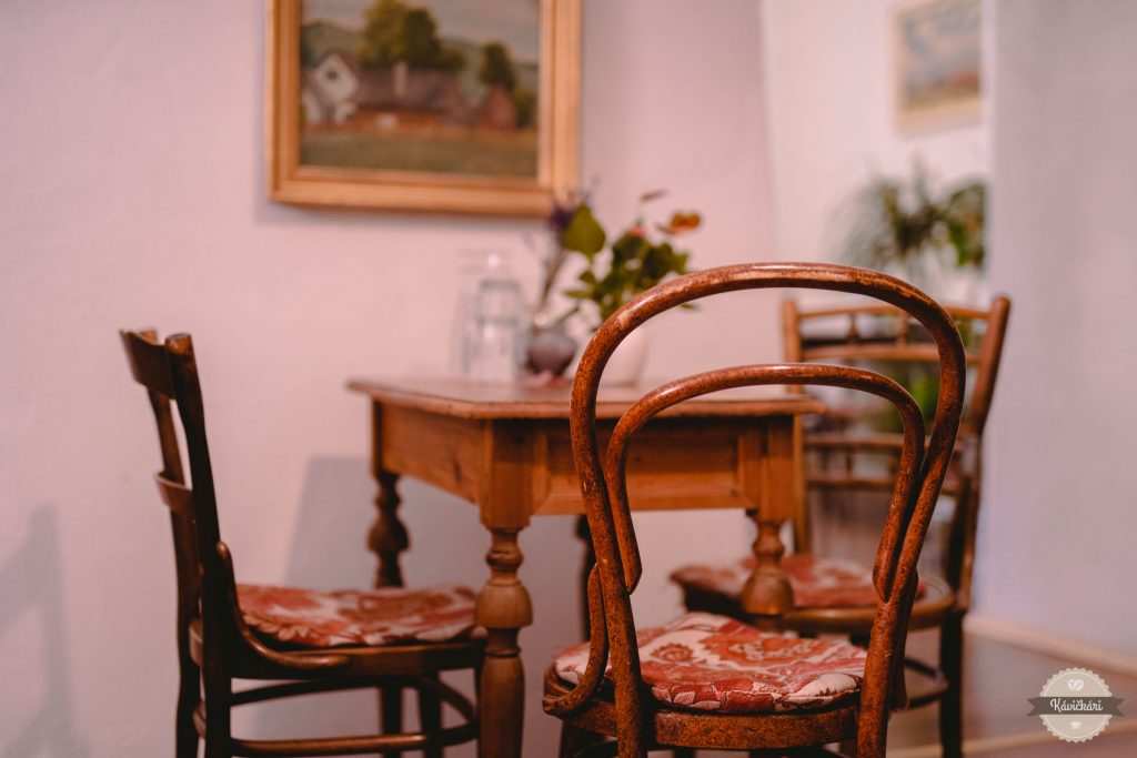 espressobar-kavickari-stolicky