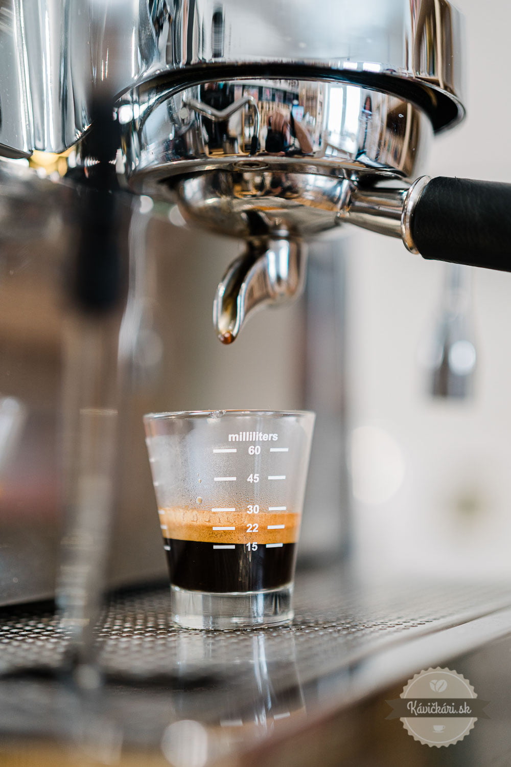 Kávovar pripravil espresso