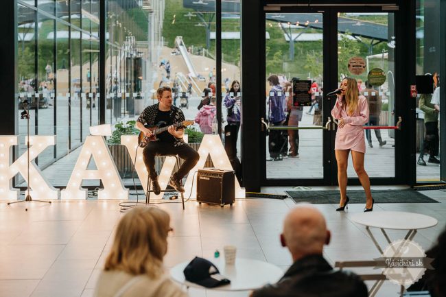 bibi hall speváčka