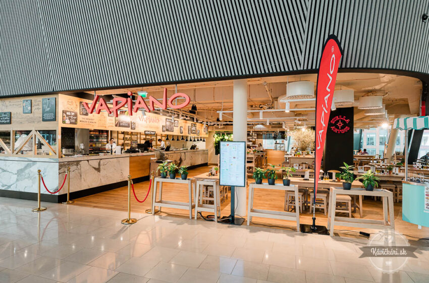  Talianska reštaurácia Vapiano v Bratislave pripravuje čerstvé jedlá priamo pred očami zákazníkov