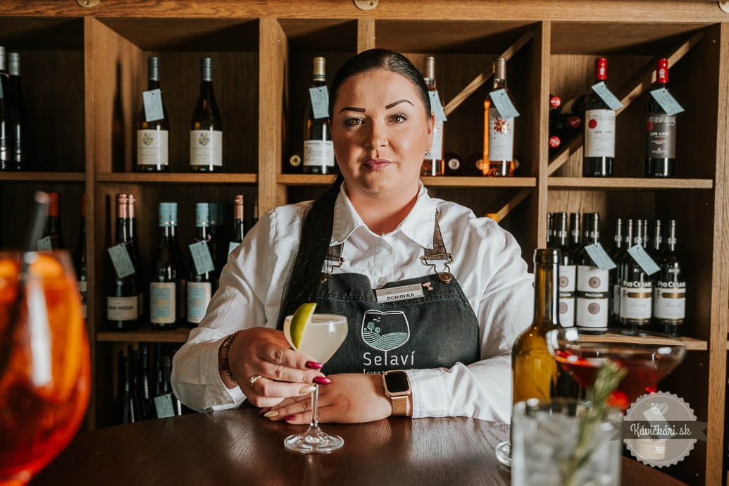 Wine & Cocktail bar Selaví-barmanka