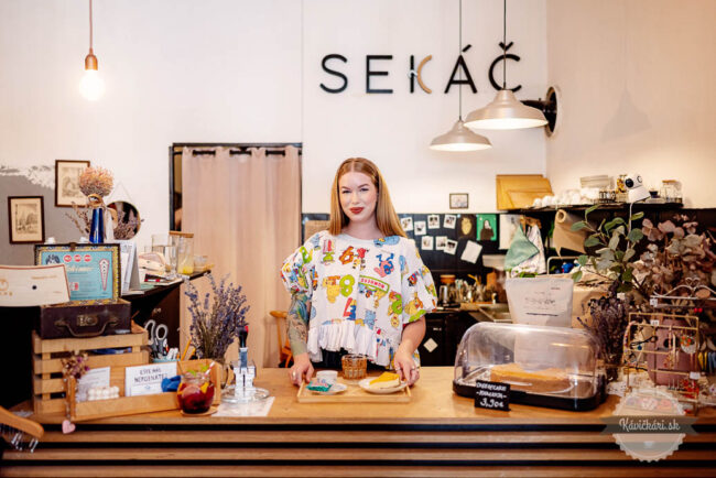 Sekáč je láska v Nitre – priestor, kde sa mieša vôňa módy, vintage štýlu a kávy