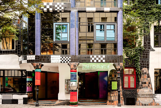 Viedeň a jej najlepšie a najzaujímavejšie kaviarne: #3 Café Friedlich – kaviareň v múzeu Hundertwassera, kde ani podlaha nie je rovná