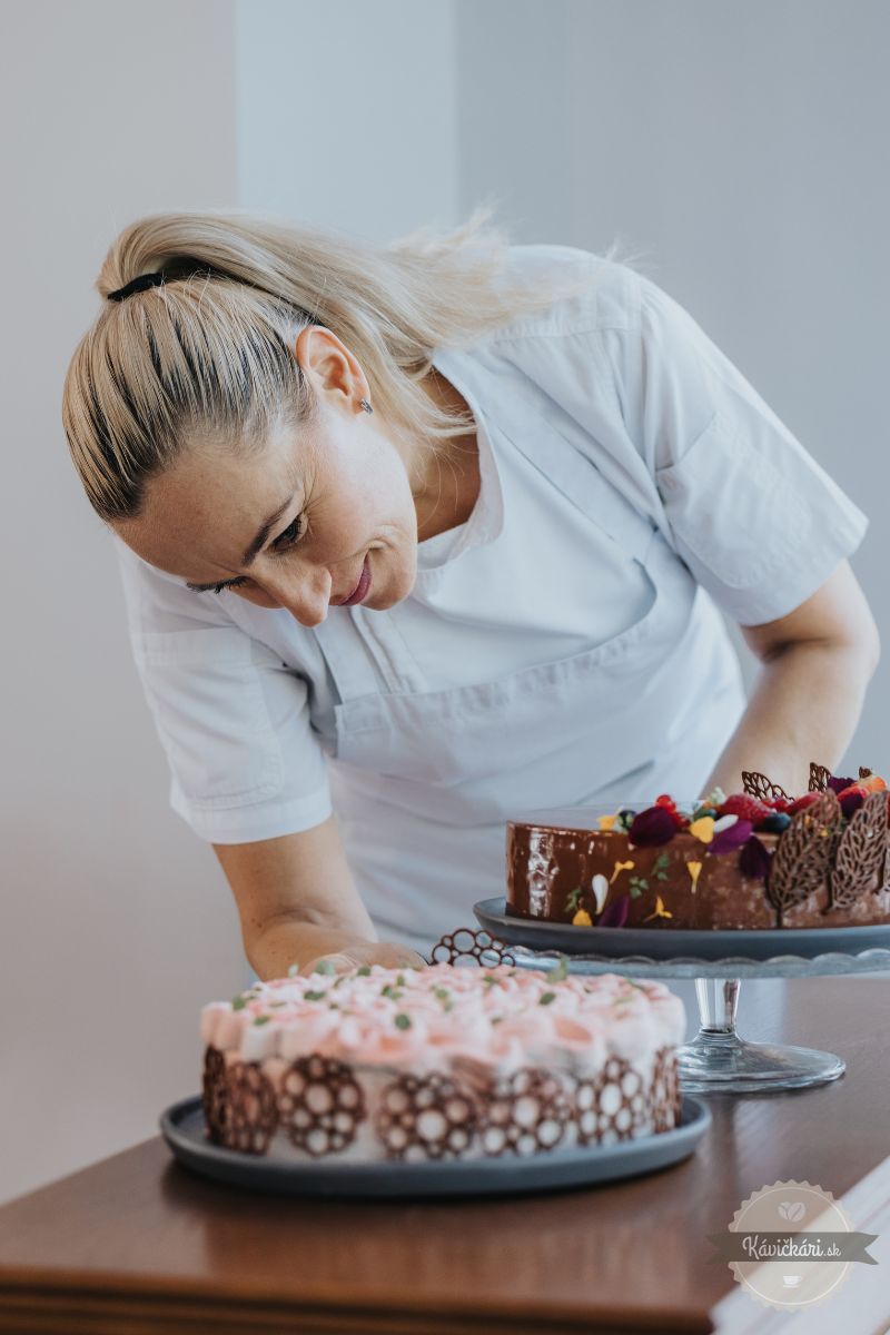 Hoci Andrea Bučeková neštudovala na žiadnej gastroškole, postupne sa dovzdelala v cukrárčine a najviac skúseností získala priamo v praxi. 