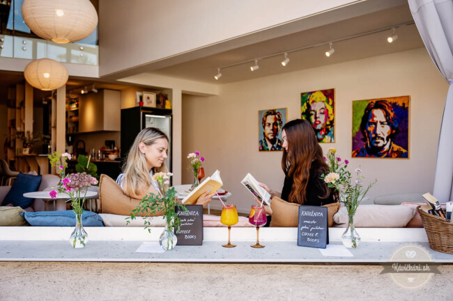 Bratislava a jej najzaujímavejšie kaviarne: #3 Knihžnica – káva sa najlepšie pije s príbehom