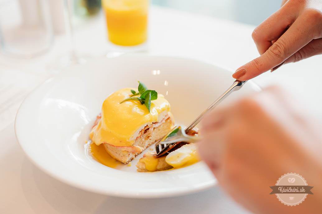 RIVERBANK Restaurant brunch