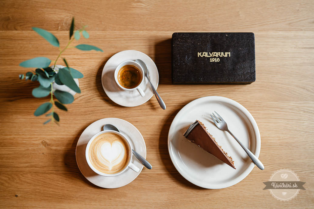 Kalvárium Nitra kaviareň káva a koláčik