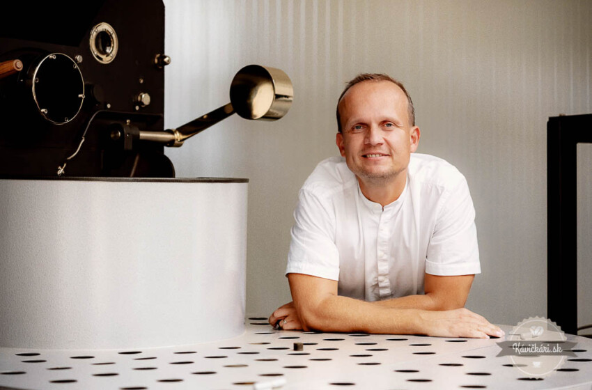 Pražiareň z Modry má kávu v ikonickej kaviarni New York Café Budapest. Aktuálne však viac žijú kávou do firiem a ugandským projektom