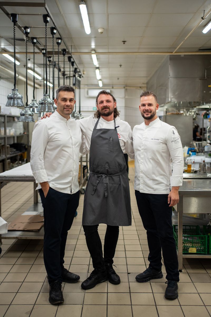 Gault&Millau Dinner of the Year predstavilo trojicu výnimočných šéfkuchárov- Slováka Daniela Tilingera z reštaurácie ECK, Kornéla Kaszása z Babel restaurant v Maďarsku a Jána Knedlu z reštaurácie Papilio v Čechách. | Foto: GM