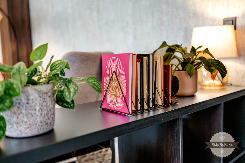 Reny's Coffee knihy a interiér