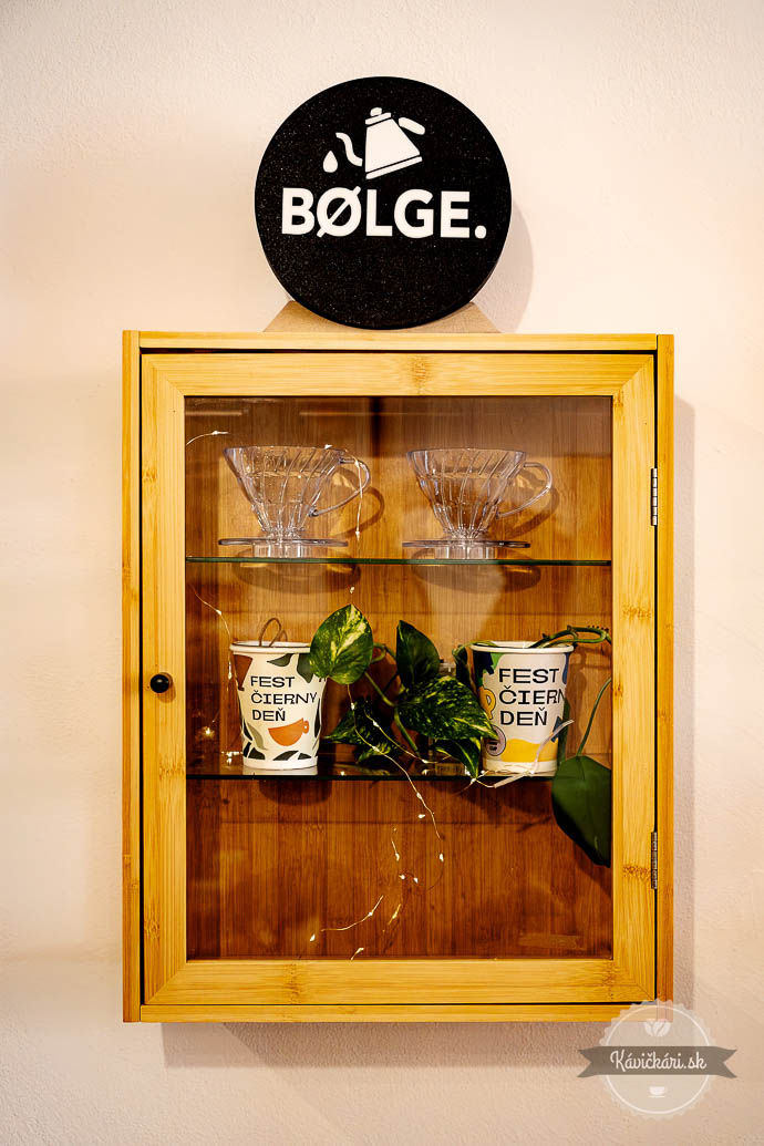 BØLGE. fest čierny deň