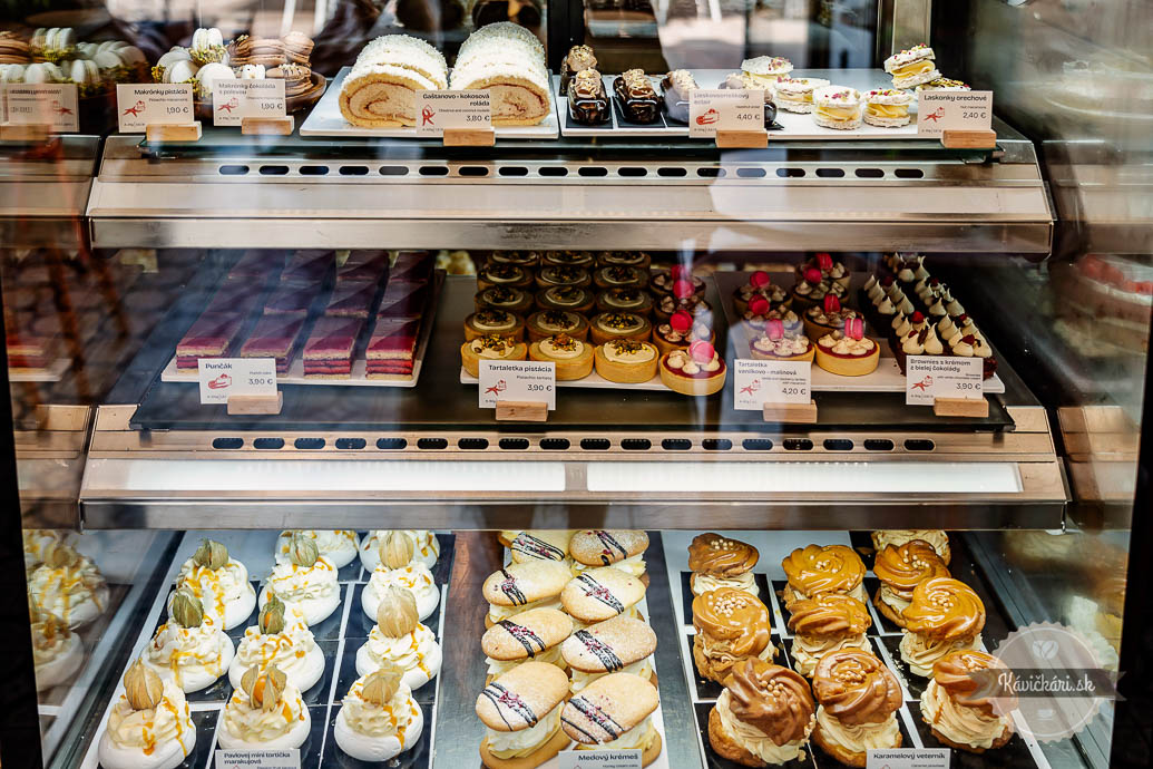 Red Velvet Cake Bar vitrína