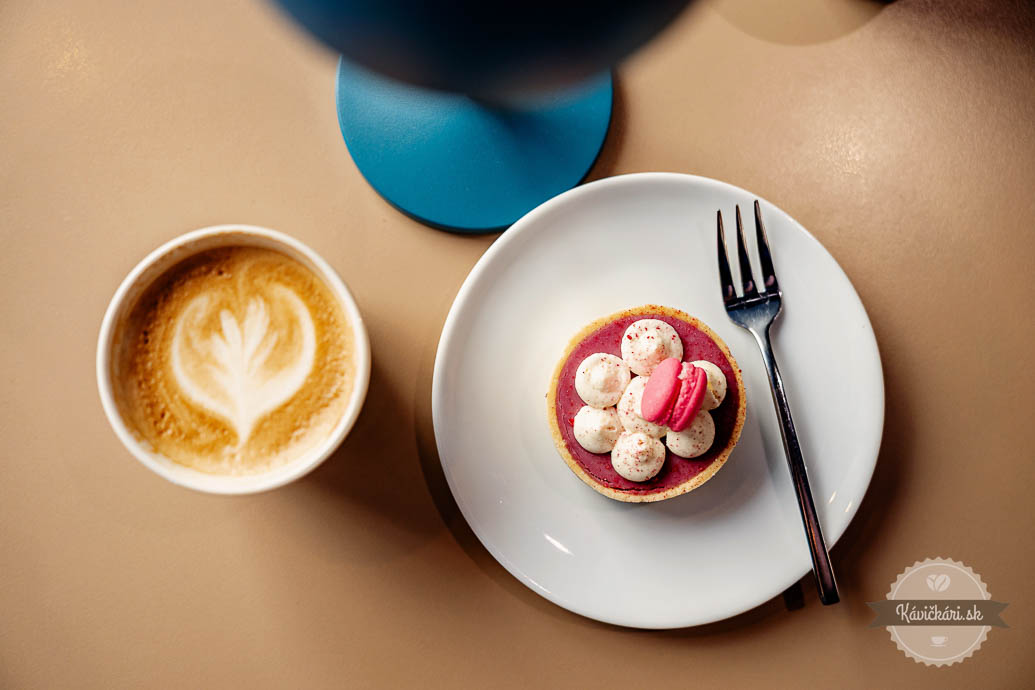 Red Velvet Cake Bar káva koláč