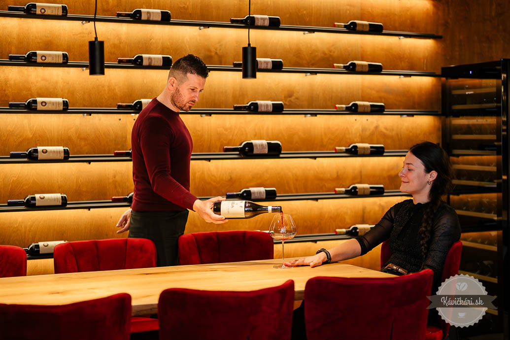 Degustačná miestnosť vo wine bare Viva Italia.