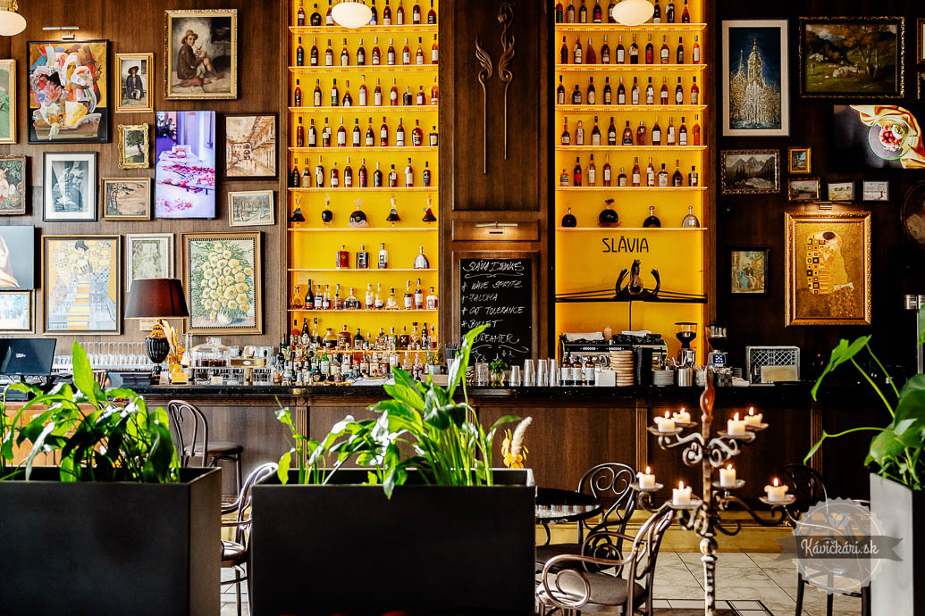 Kaviareň Slávia Košice bar