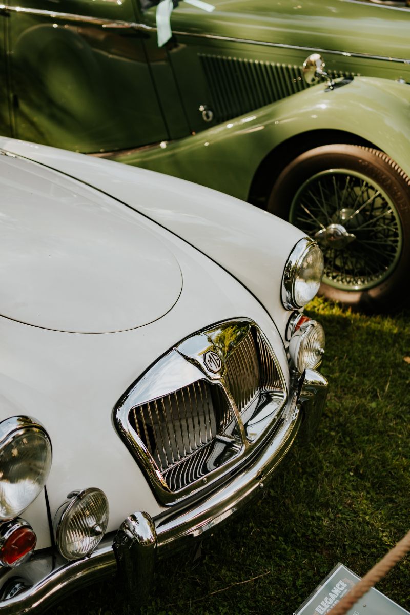 Elegancia na štyroch kolesách. Viac ako 60 výnimočných automobilov premení park Château Gbeľany na živé múzeum automobilovej histórie.
