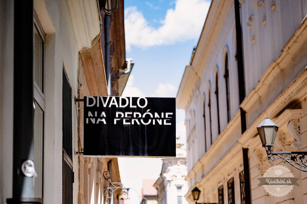 Café Na Peróne tabuľa