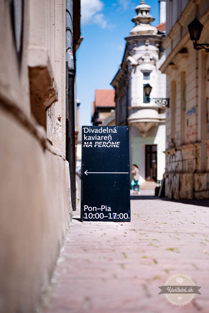 Café Na Peróne z ulice