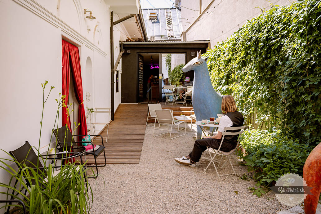 Café Na Peróne vnútorný dvor