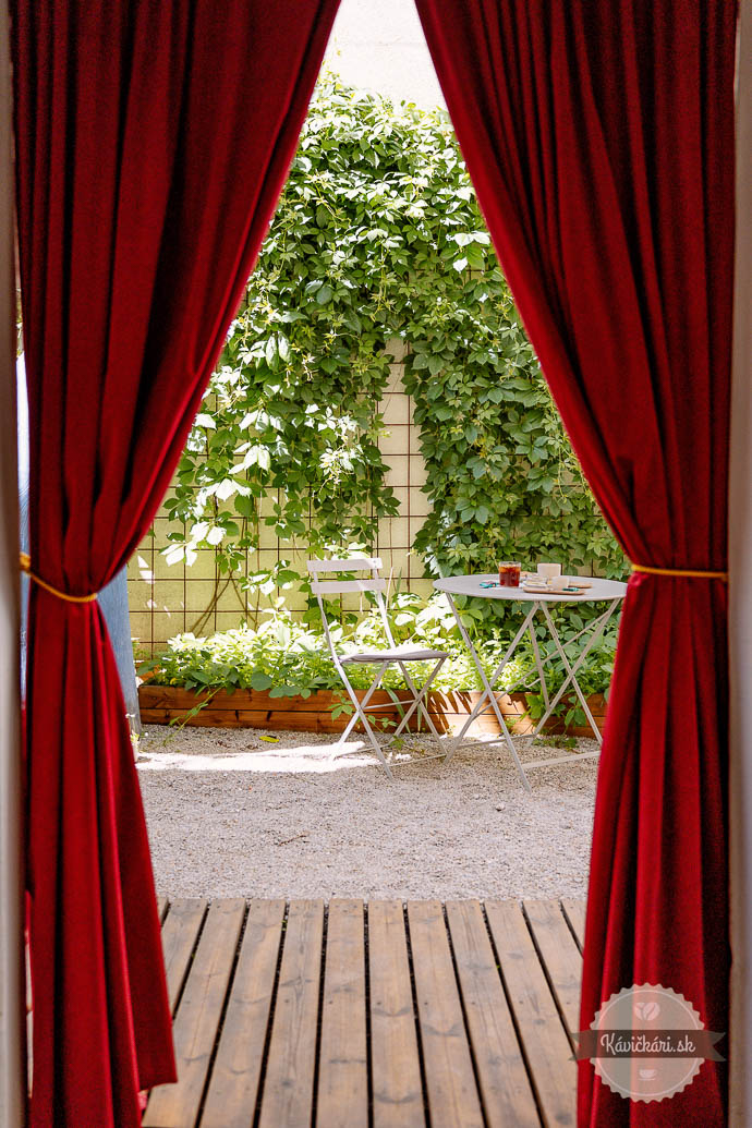 Café Na Peróne dvor