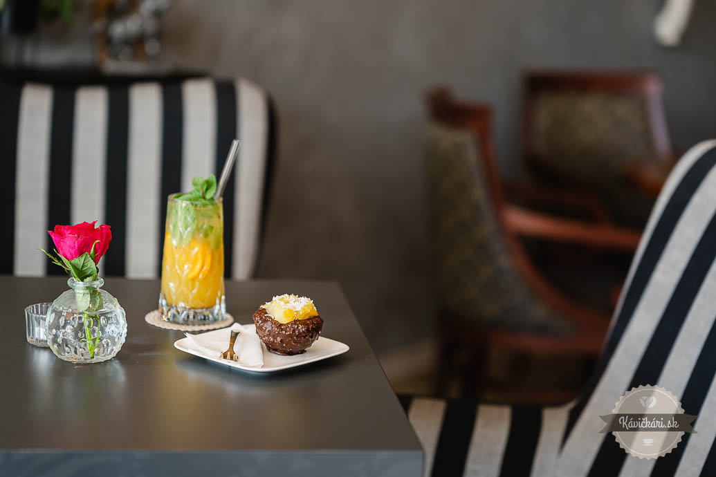 DeStiny Gallery Cafe - drink a koláč
