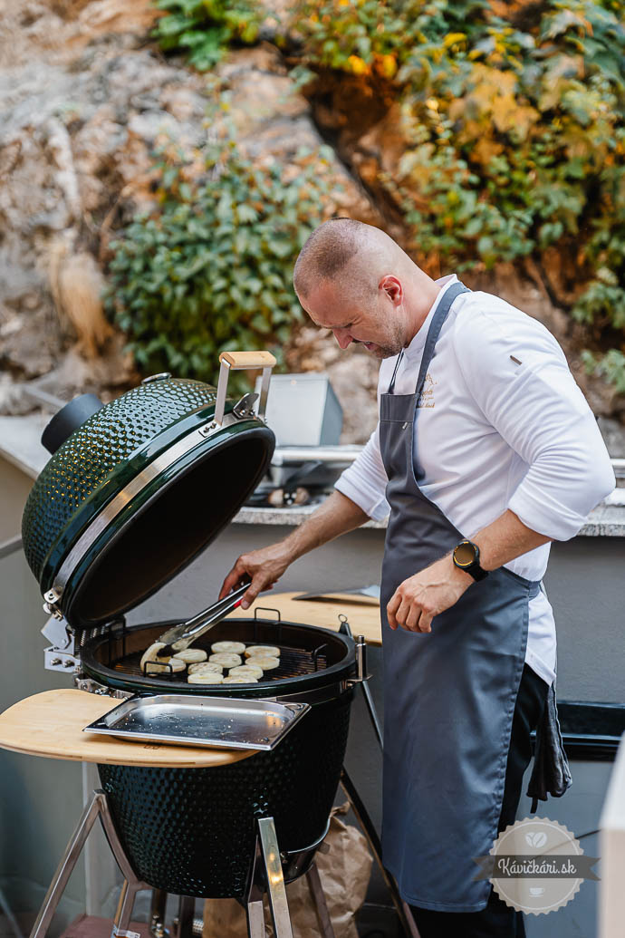 Gastro ako divadlo naživo: Executive Chef Daniel Marek pripravoval kľúčové komponenty piatich chodov na otvorenom ohni priamo pred očami hostí.